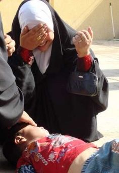 20070807_mother_weeping_over_dead_child_baqubah_bombing1.jpg